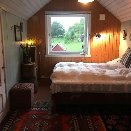 Tessas Eplegard, Karhuset *