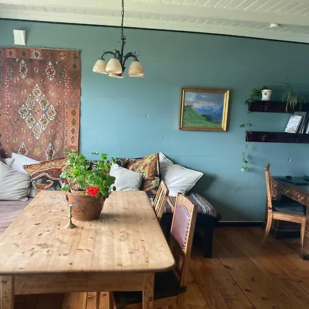 Tessas Eplegard, Karhuset Agroturismo